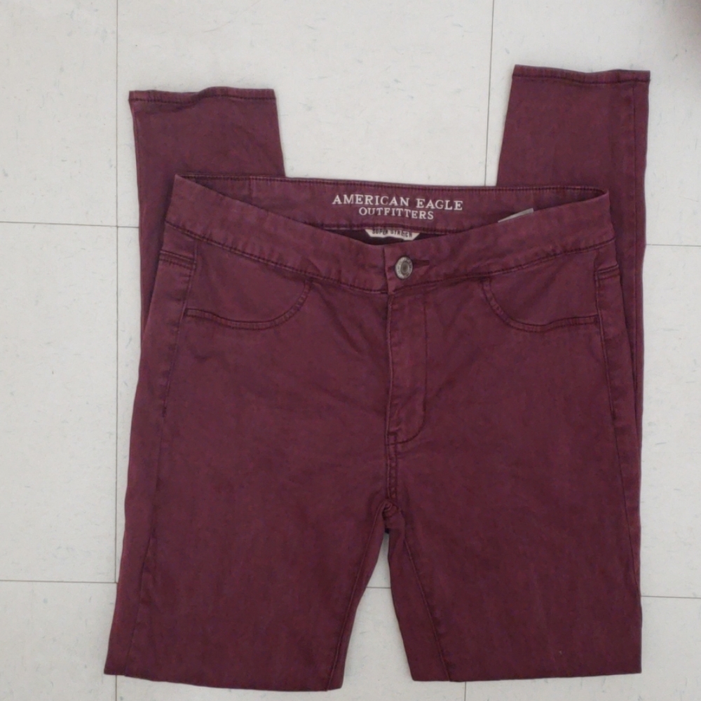 ❤AMERICAN EAGLE OUTFITTERS SKINNY/JEGGINGS. Has small pink paint stain on pants